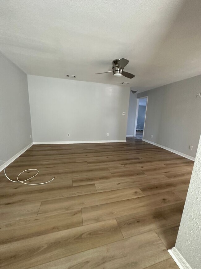 Building Photo - 5 bedroom, 2 bath, detached bonus room w/b...