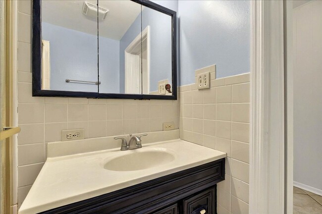 Building Photo - 4 bed 2 bath house, walk to stadium! Avail...