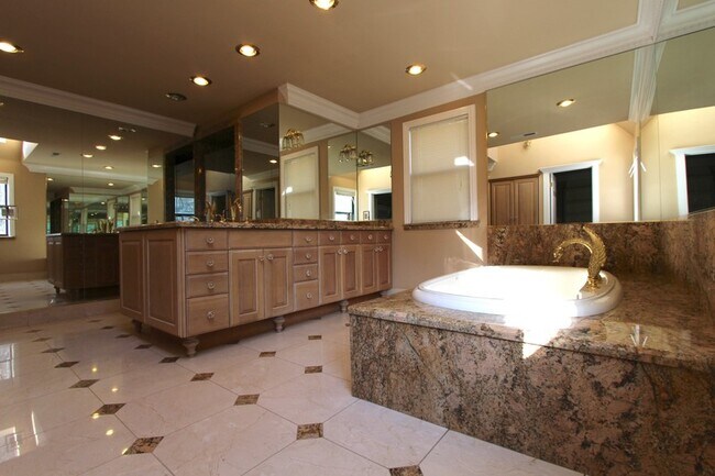 Building Photo - 3333 Deer Hollow Dr