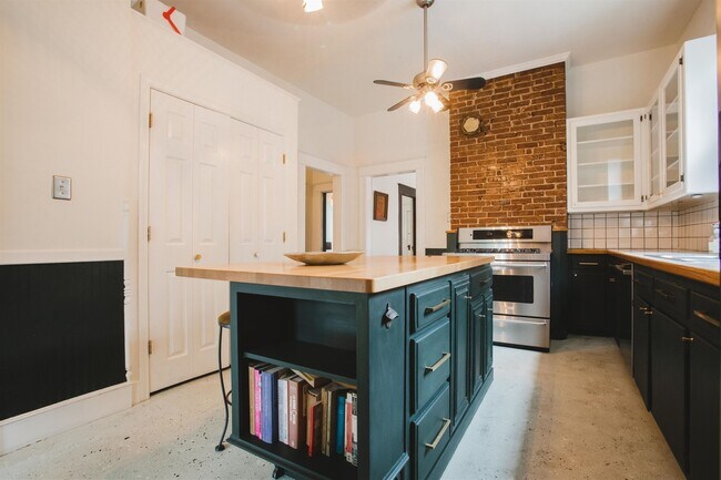 Building Photo - 1952 Court Ave