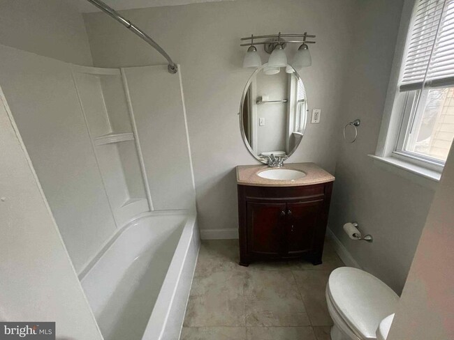 Building Photo - 1235 Maple St