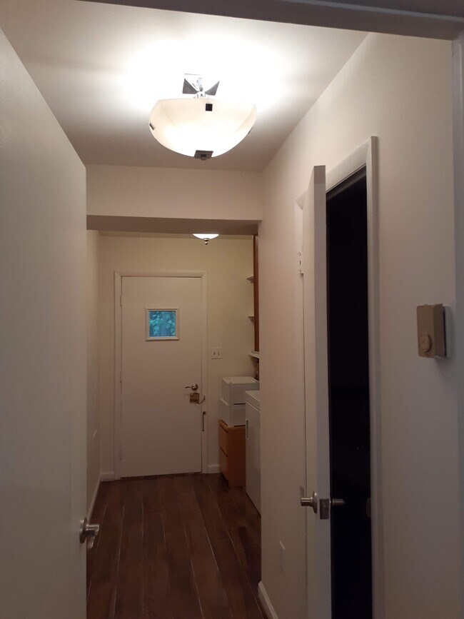 Entrance to the 1/2 bathroom - 20 Elizabeth Way