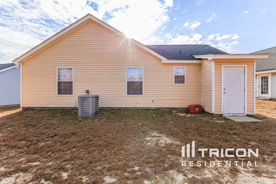 Building Photo - 429 Legend Oaks Dr