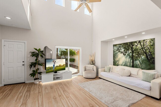 Building Photo - Beautifully Updated 3 Bedroom Southeast Ve...