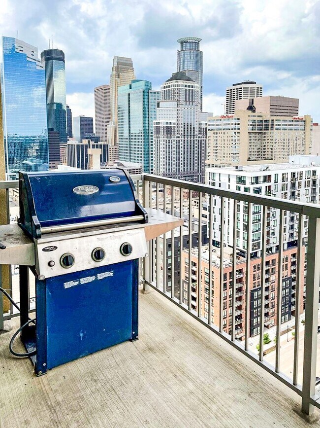 Building Photo - 21st Floor Corner Unit | Downtown Luxury Living w/ Balcony, Parking & Amenities