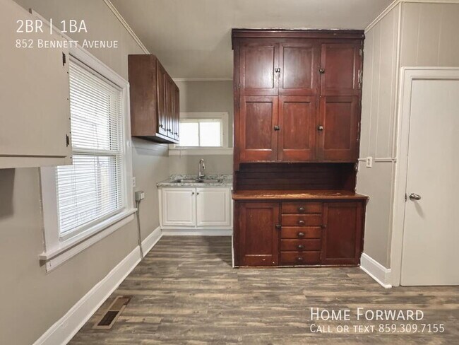 Building Photo - 852 Bennett Ave