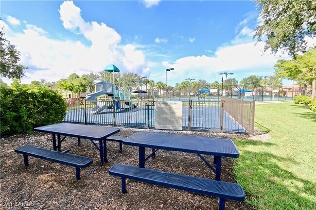 Building Photo - 16192 Parque Ln