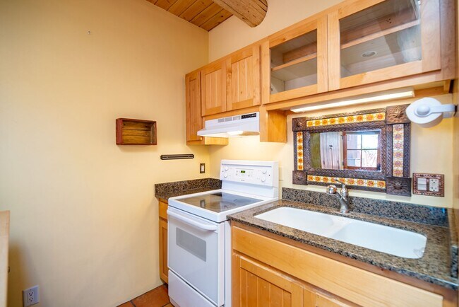 Building Photo - 723 B Gildersleeve St