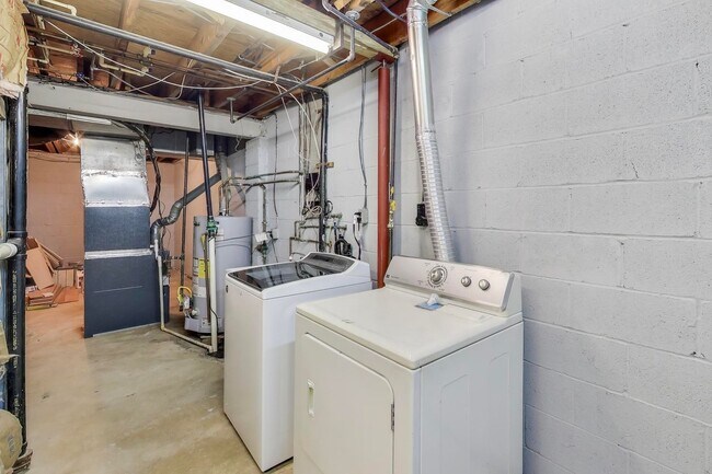 Building Photo - 5769 Yellowrose Ct