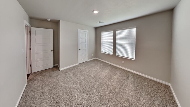 Building Photo - Large Open Floor plan 4 Bedroom 2 Bathroom...