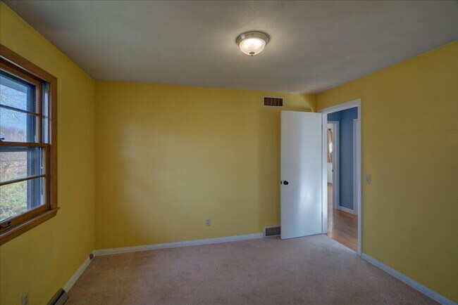 Building Photo - 714 N Meadow Ln