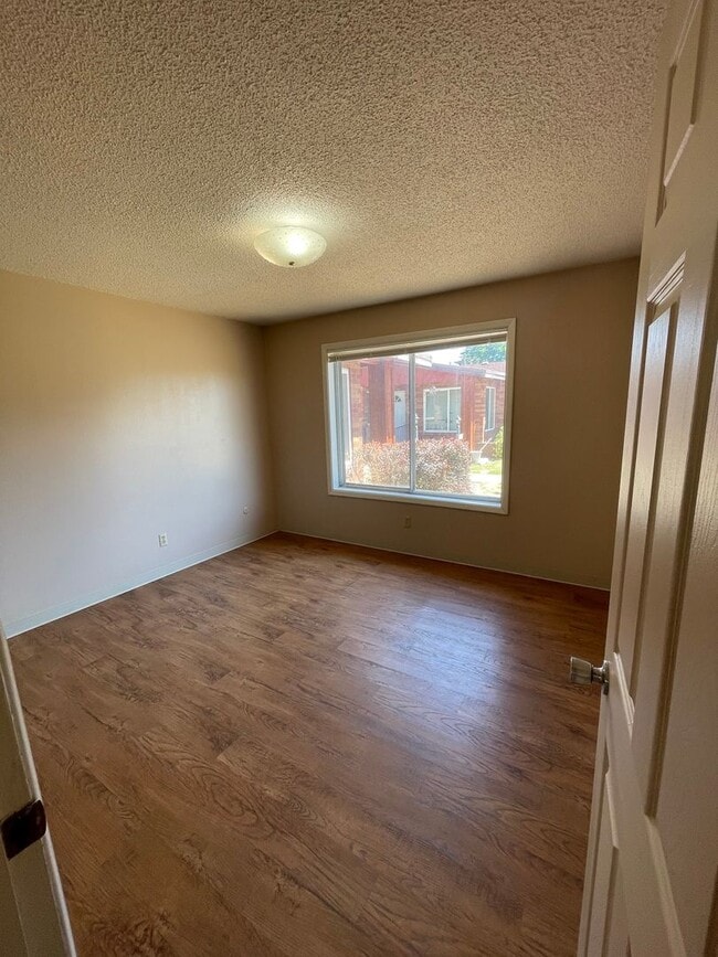 Building Photo - 2 bed 1 bath duplex - water, sewer and gar...