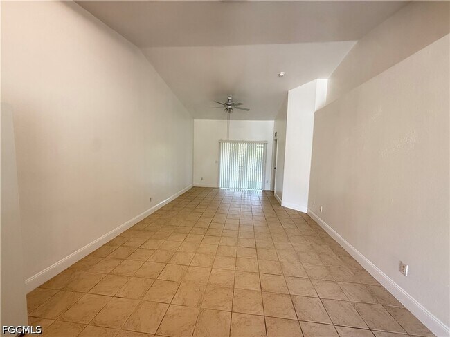 Building Photo - 700 W 12th St