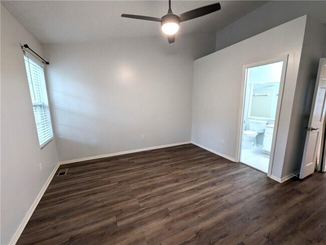 Building Photo - 906 Wedgewood Way