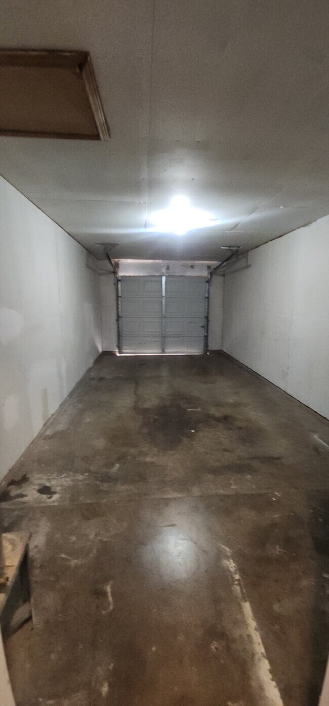 Building Photo - Charming 2 Bed/ 1 Bath Duplex with a Garag...