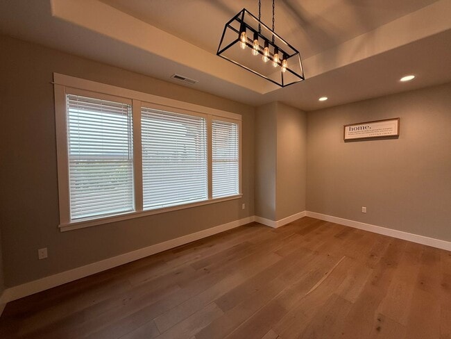 Building Photo - Elegant and Luxurious Cottage Grove Home