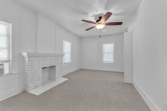 Building Photo - 402 Ada St