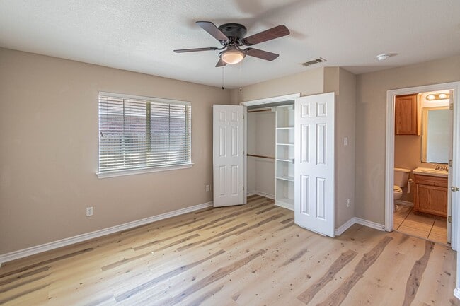 Building Photo - Available for January Move in! 3 Bedroom 3 Bathroom Duplex with Fenced Yard!