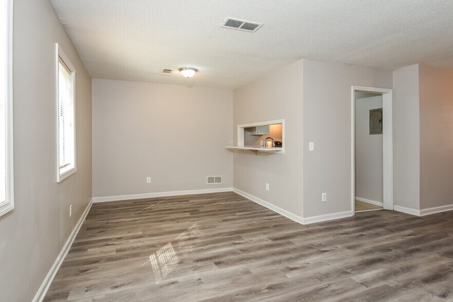 Building Photo - 5026 Hawthorne Ct