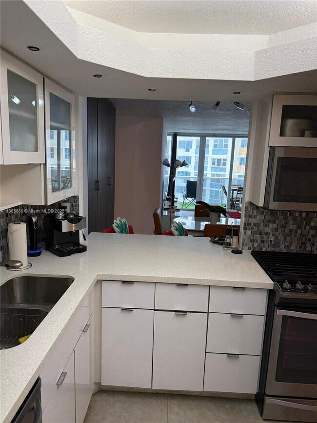 Building Photo - 3140 S Ocean Dr