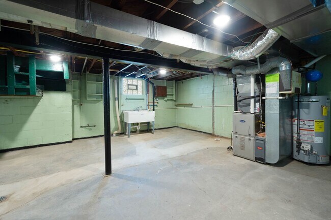 Building Photo - READY FOR MOVE IN! Check out this STUNNING 3 bedroom in Munhall!