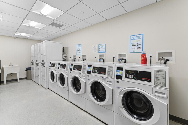 Building Photo - 601 Albany St