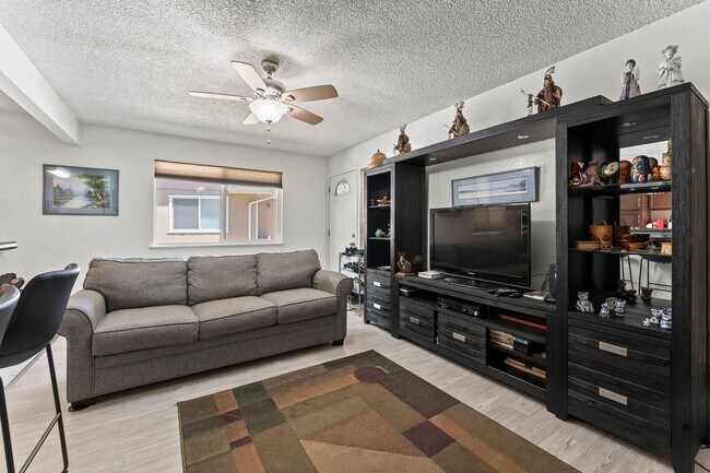 Building Photo - Charming 2 bedroom unit in Sparks