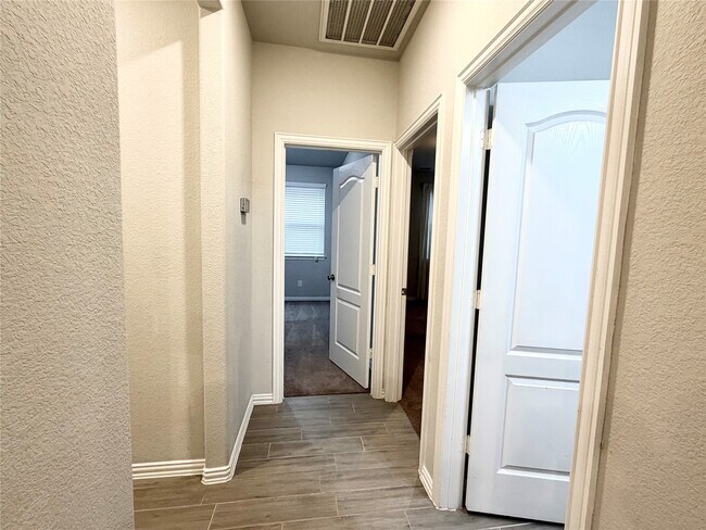 Building Photo - 8319 Divot Trce