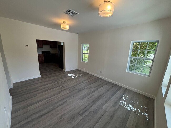 Building Photo - 1529 Providence Rd