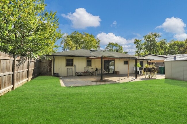 Building Photo - 904 Woodland Dr