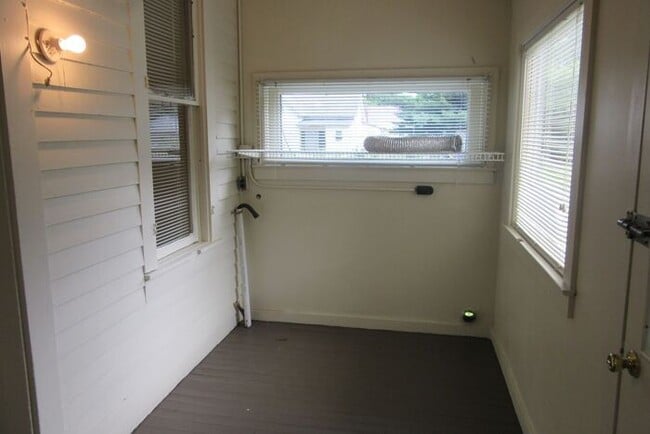 Building Photo - 2 Bedroom House with a Bonus Room