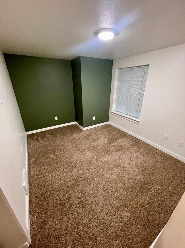 Building Photo - Charming 4-Bedroom with Open Floor Plan & ...