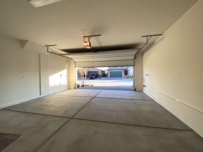 Building Photo - 4 BED 2.5 BATH 2 CAR GARAGE,  LARGE CORNER...