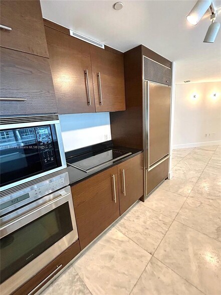 Building Photo - 475 Brickell Ave