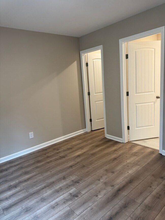 Building Photo - 213 Mountaindale Dr