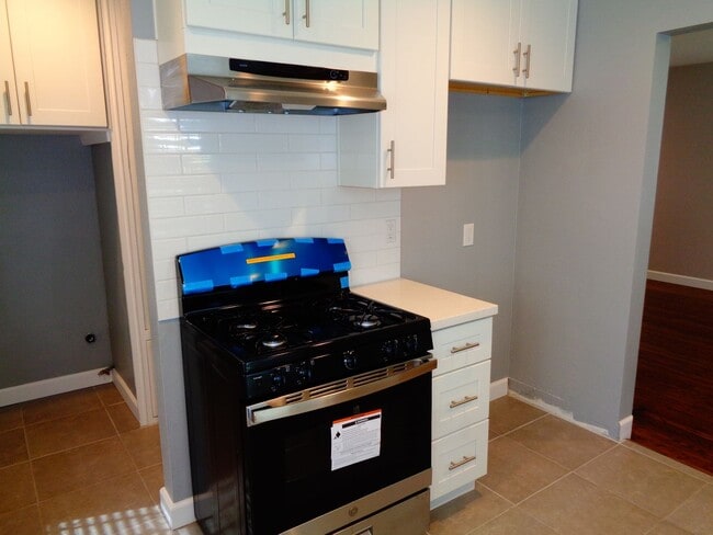 Building Photo - 2 Bedroom 1 Bath Ground Floor Apartment fo...