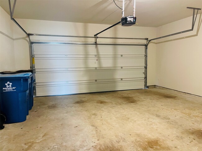 Building Photo - 11042 Hillside Creek Dr