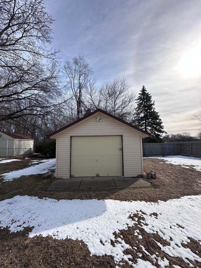 Building Photo - UPDATED 3 BR/1 BATH WITH EXTRA GARAGE SPACE