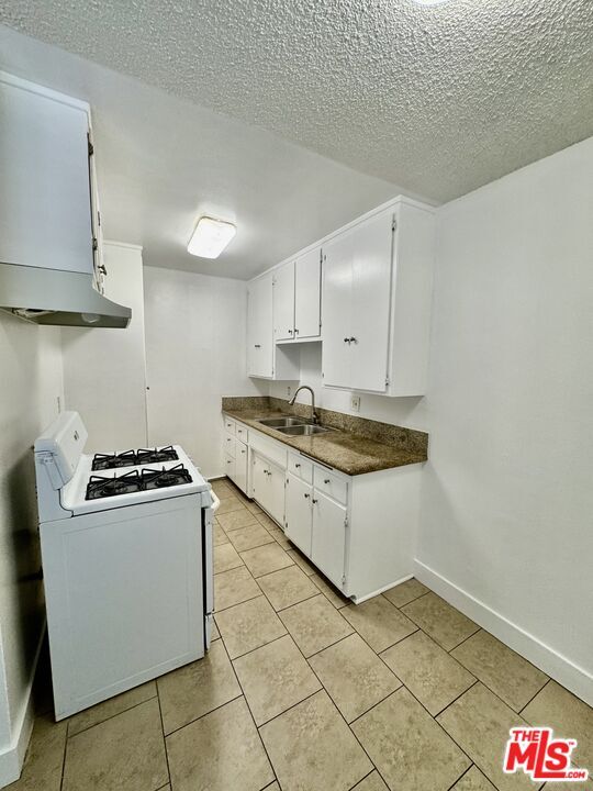 Building Photo - 4115 W Century Blvd