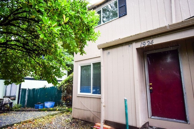 Building Photo - Newly Updated 2 BR Townhouse Apartment in ...