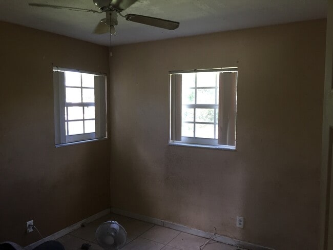 Building Photo - Amazing 3-1 house with fenced front and backyard !