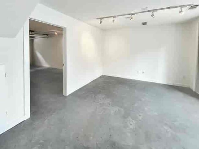 Building Photo - 322 Peters St SW