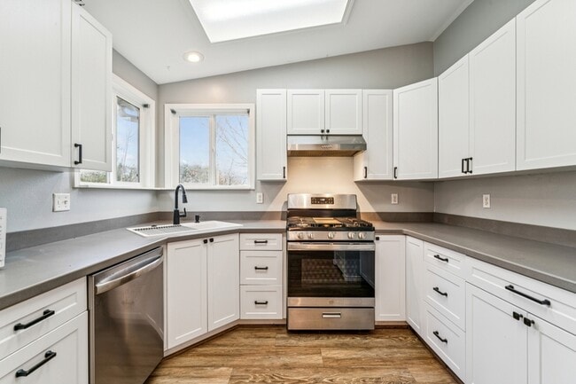 Building Photo - 2036 E Oakridge Ct