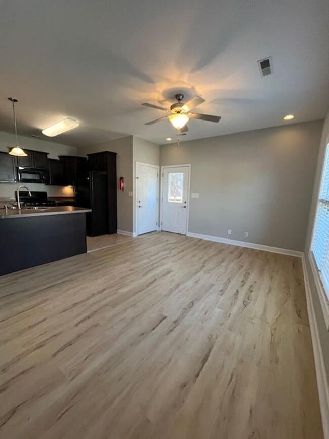 Building Photo - Beautiful modern upstairs condo with 2 full baths! Pet-friendly, with generous parking!