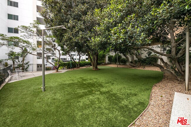 Building Photo - 1155 N La Cienega Blvd