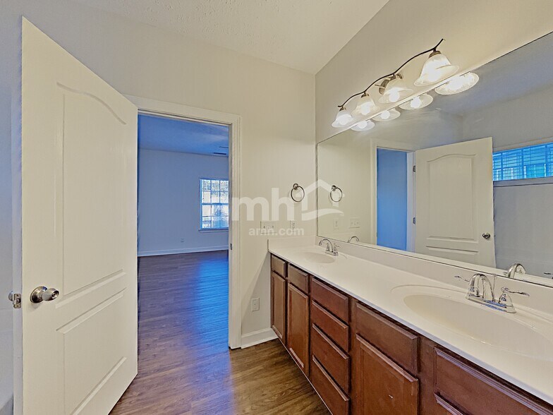 Building Photo - 1409 Napa Pt W