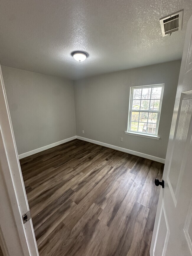 Building Photo - 1320 S 35th St