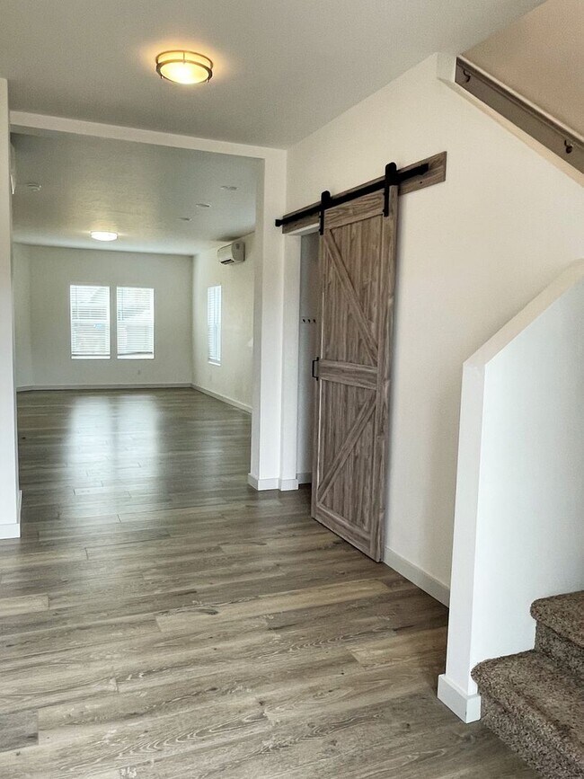 Building Photo - Beautiful3 bed 2,5 bath townhouse in Garden City