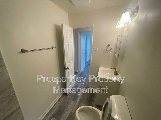 Building Photo - 246 Pinetree Cir