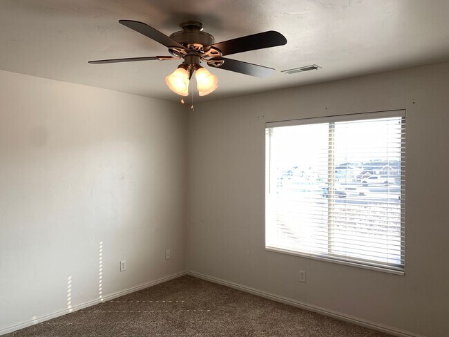 Building Photo - Riverton Townhome with Large Floorplan